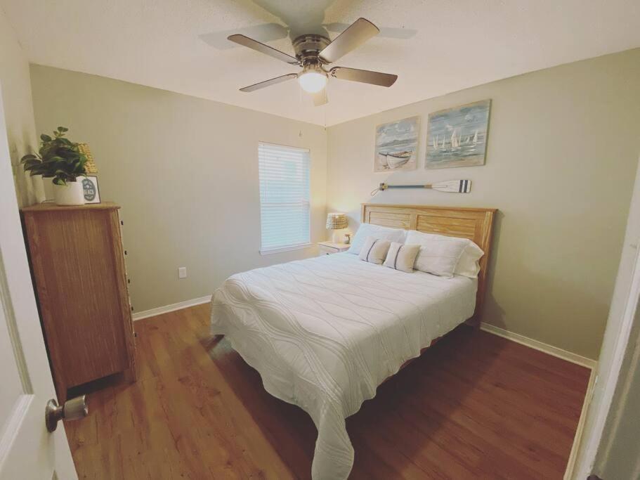 White Sand Getaway Steps From Beach Gulfport Bagian luar foto