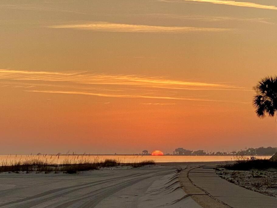 White Sand Getaway Steps From Beach Gulfport Bagian luar foto