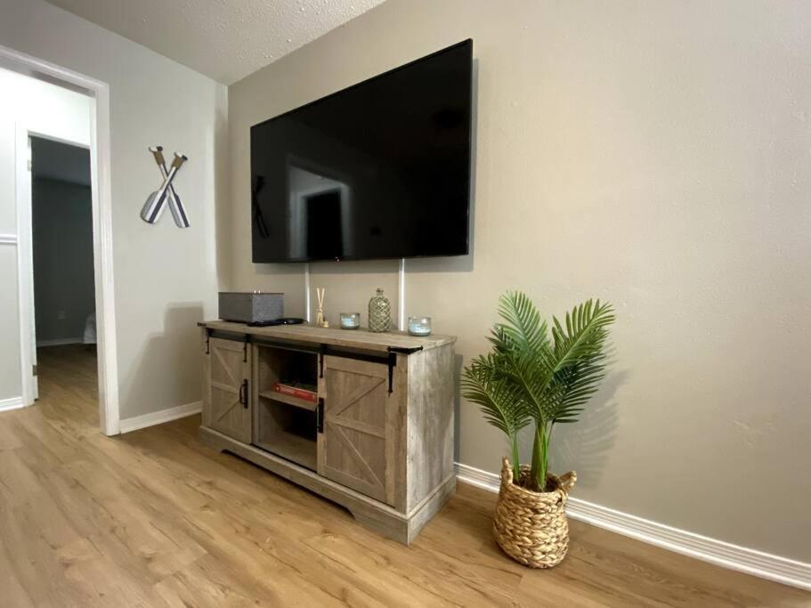 White Sand Getaway Steps From Beach Gulfport Bagian luar foto